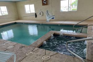 una piscina con agua en una casa en Travelodge by Wyndham Holbrook, en Holbrook