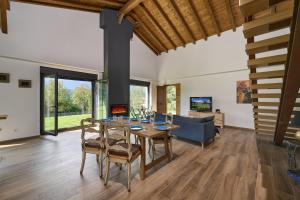 - une salle à manger avec une table, des chaises et un canapé dans l'établissement Basque Haven by Fidalsa, à Zeanuri