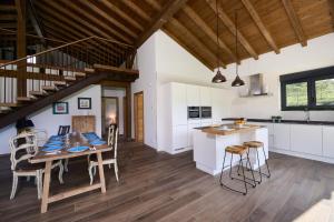 - une cuisine et une salle à manger avec une table et des chaises dans l'établissement Basque Haven by Fidalsa, à Zeanuri