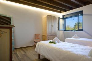 - une chambre avec 2 lits et une fenêtre dans l'établissement Basque Haven by Fidalsa, à Zeanuri
