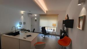 sala de estar con escritorio y 2 sillas en Apartment with two Suites in the Center of Malaga, en Málaga