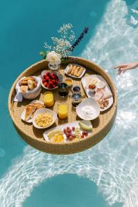 um tabuleiro de comida numa mesa na água em Saray Monumental Luxury Villa Medieval Town, Rhodes in Ilha de Rhodes