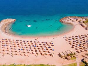een luchtzicht op een strand met parasols en de oceaan bij Mercure Hurghada Hotel in Hurghada