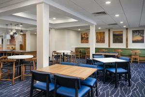 une salle à manger avec des tables et des chaises bleues dans l'établissement Fairfield Inn & Suites Auburn Opelika, à Opelika