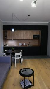 The SiXth في توكوموس: غرفة معيشة مع أريكة وطاولة