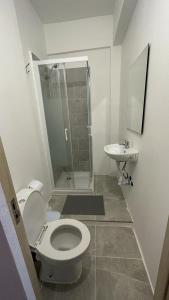 een badkamer met een toilet en een wastafel bij 7 Requinte Guest House in Lissabon