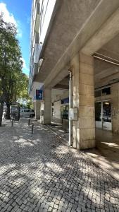 een gebouw met een bakstenen stoep voor een gebouw bij 7 Requinte Guest House in Lissabon