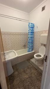 een badkamer met een toilet, een bad en een wastafel bij 7 Requinte Guest House in Lissabon