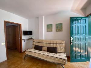a living room with a couch and a blue door at Apartamento Nelly A3 in Valle Gran Rey