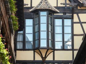 un bâtiment avec des fenêtres sur son côté dans l'établissement Hotel Cour du Corbeau Strasbourg - MGallery, à Strasbourg