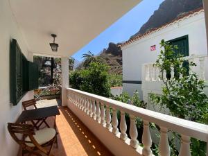 een balkon van een huis met een tafel en stoelen bij Apartamento Nelly A4 in Valle Gran Rey