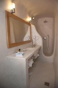 Um banheiro em Fanari Vista Suites