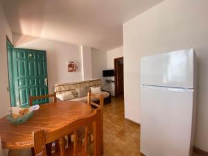 een keuken met een tafel en een witte koelkast bij Apartamento Nelly A4 in Valle Gran Rey