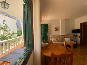een woonkamer met een tafel en een balkon bij Apartamento Nelly A4 in Valle Gran Rey