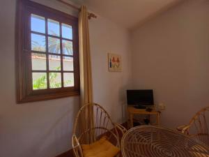 a living room with a window and chairs and a table at Apartamento Nelly S2 in Valle Gran Rey