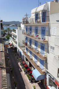 un immeuble avec balcon et une rue dans l'établissement Hostal Ferrer, à Sant Antoni de Portmany