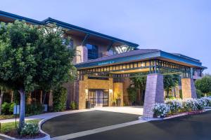 ein Gebäude mit einem Pavillon davor in der Unterkunft Hampton Inn & Suites Agoura Hills in Agoura Hills