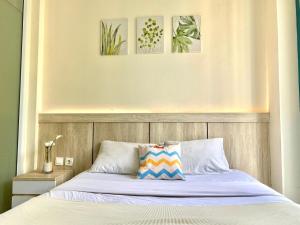 een bed met twee kussens erop in een slaapkamer bij Behomy 3C Residence near ICE BSD in Tangerang
