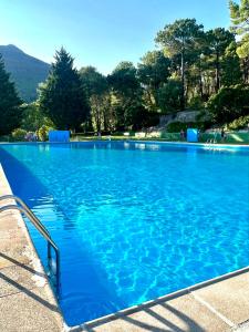 une grande piscine d'eau bleue dans l'établissement El latido del Tiétar, à Lanzahita