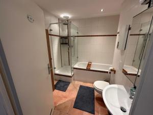 ein Bad mit einer Dusche, einem WC und einem Waschbecken in der Unterkunft Minimalharmony Apartment in Hannover