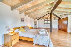 sypialnia z dużym łóżkiem i drewnianą podłogą w obiekcie Ideal Property Mallorca - Can Ribas w Can Picafort