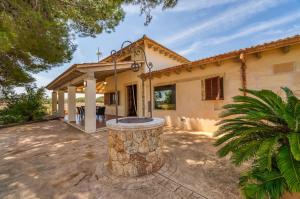 una casa con una fontana davanti di Ideal Property Mallorca - Can Ribas a Can Picafort