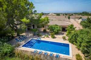 una vista sul tetto di una piscina con sedie e di una casa di Ideal Property Mallorca - Can Ribas a Can Picafort