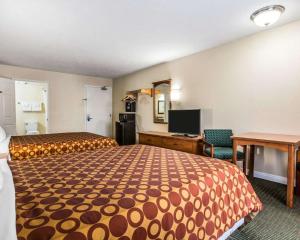 A bed or beds in a room at Rodeway Inn San Clemente Beach