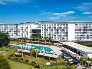 uma vista aérea de um hotel com uma piscina em Novotel Itu Terras de São José Golf & Resort em Itu