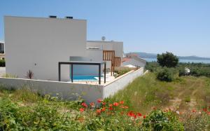une maison sur une colline avec une piscine dans l'établissement Vodice For You - Holiday Homes, à Vodice