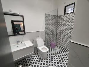 łazienka z toaletą, umywalką i wanną w obiekcie The Fateh Hotel by Le Pension Stays w mieście Udaipur