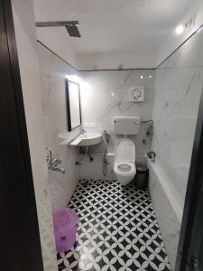 uma casa de banho com um WC, um lavatório e uma banheira em The Fateh Hotel by Le Pension Stays em Udaipur