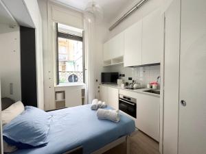 uma pequena cozinha com uma cama num quarto em Small house near the Station em Milão