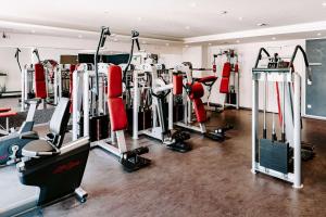 ein Fitnessstudio mit viel Ausrüstung in einem Zimmer in der Unterkunft Vienna House Easy by Wyndham Stuttgart in Stuttgart