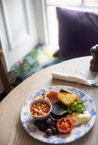 um prato azul e branco de comida numa mesa em The Swan Hotel and Spa em Newby Bridge