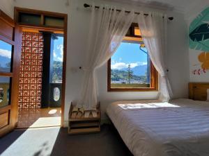 Un dormitorio con una cama y una ventana grande. en Chất Homestay, en Sa Pa