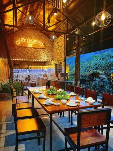 En restaurant eller et spisested på Chất Homestay
