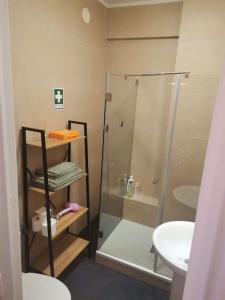 e bagno con doccia, servizi igienici e lavandino. di Enjoy Lisboa! - Near Metro ad Amadora