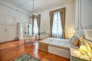 a bedroom with a bed and a table and a desk at Ékszerdoboz A Budai Vár Alatt in Budapest