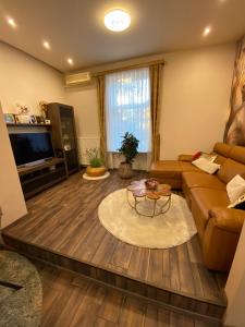 - un salon avec un canapé et une table dans l'établissement Robert's Apartment, à Celje