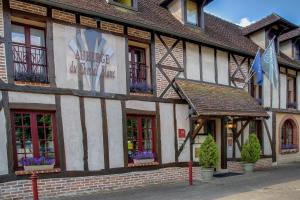 un edificio en medio de una calle en Auberge Du Cheval Blanc - Teritoria en Selles-Saint-Denis