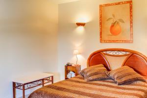 1 dormitorio con 1 cama y una foto en la pared en Auberge Du Cheval Blanc - Teritoria, en Selles-Saint-Denis