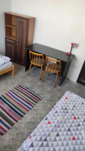 亞羅梅日的住宿－Nároďák Jaroměř ,UBYTOVÁNÍ，客厅配有桌椅和地毯。