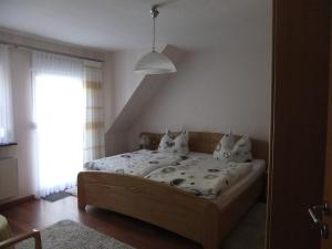 1 dormitorio con 1 cama con sábanas y almohadas blancas en Ferienwohnung Morgen, en Valwig