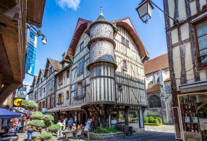 un vieux bâtiment au milieu d'une rue dans l'établissement Le Petit Clos - Jardin privatif - Proche du centre, à Troyes