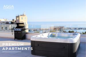 マルベーリャにあるAqua Apartments Bellamar, Marbellaのホットタブ付きのバルコニー(グリル付)