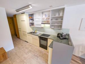Kuchyň nebo kuchyňský kout v ubytování Rothornblick 44 by Arosa Holiday