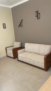 een woonkamer met een bank en een stoel bij Bernardo’s Departamento céntrico para 2 o hasta 3 personas in Sucre