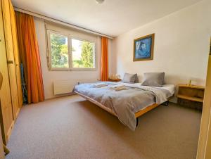 Postel nebo postele na pokoji v ubytování Rothornblick 44 by Arosa Holiday