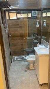 W łazience znajduje się toaleta i przeszklony prysznic. w obiekcie Bernardo’s Departamento céntrico para 2 o hasta 3 personas w mieście Sucre